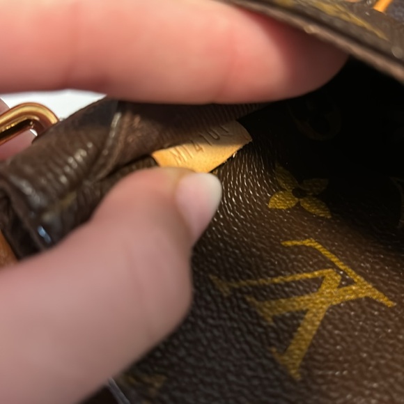 Louis Vuitton Menilmontant MM - Picture 8 of 13